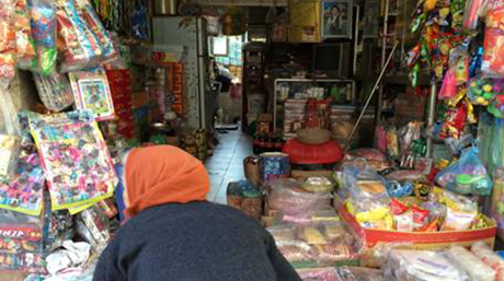 村子裡都會有小小的加油站及雜貨店