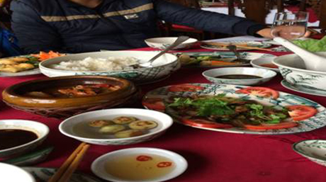 飲食文化:米飯為主及河粉，也有像粽葉包糯米及很多特別的香菜搭配著